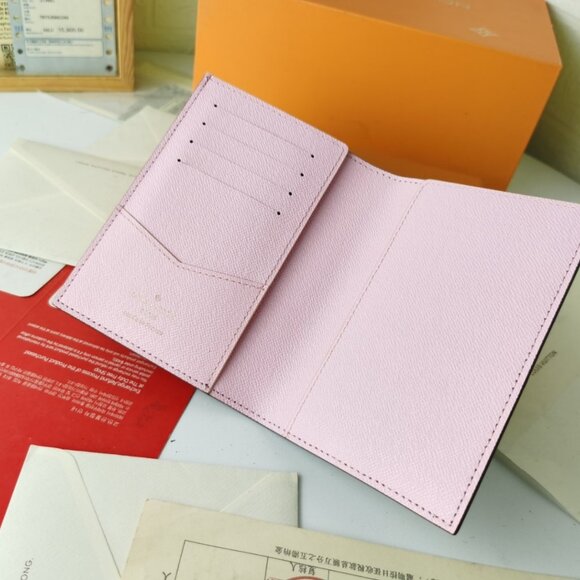 Opulent Louis Vuitton Graphic Organizer - Picture 5 of 7